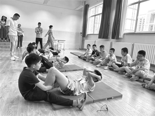 体育测试项目分别确定为小学的仰卧起坐和初中的篮球